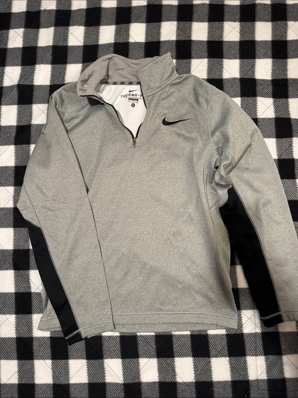 Nike Men’s Light Gray and Black Zip-Up Therma-FIT Pullover